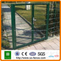 puerta de la cerca recubierta de pvc de color verde